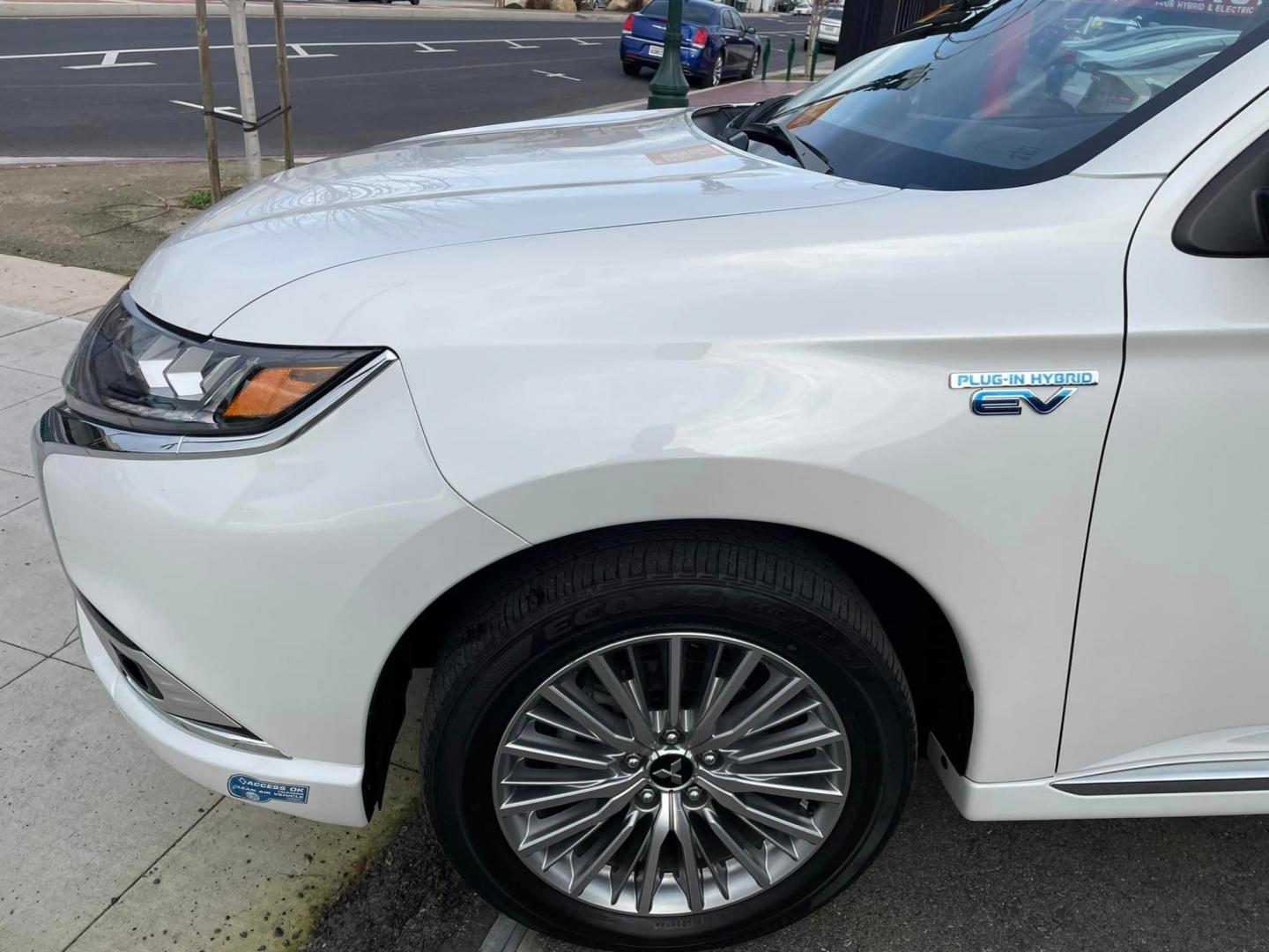 2020 WHITE /BLACK Mitsubishi Outlander PHEV (JA4J24A55LZ) , located at 744 E Miner Ave, Stockton, CA, 95202, (209) 944-5770, 37.956863, -121.282082 - PLUS TAXES AND FEES - Photo#3